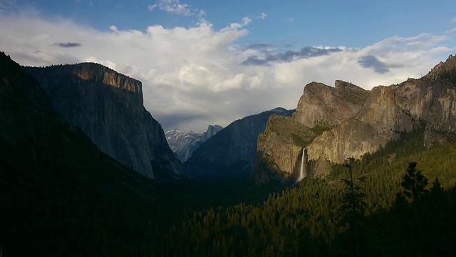 加州约塞米蒂国家公园的隧道景，下午的太阳在El Capitan，半圆顶，Bridalveil秋天视频素材