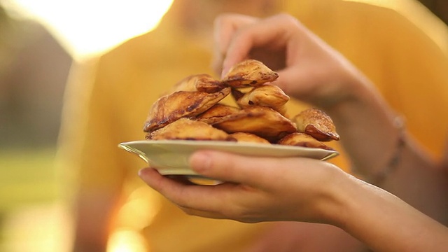 男人拿着饼干视频素材