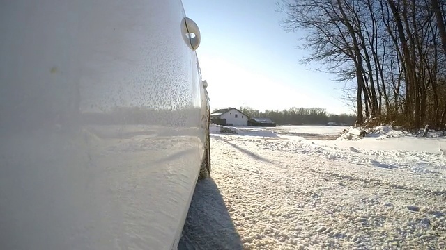 POV在雪地里开车视频素材