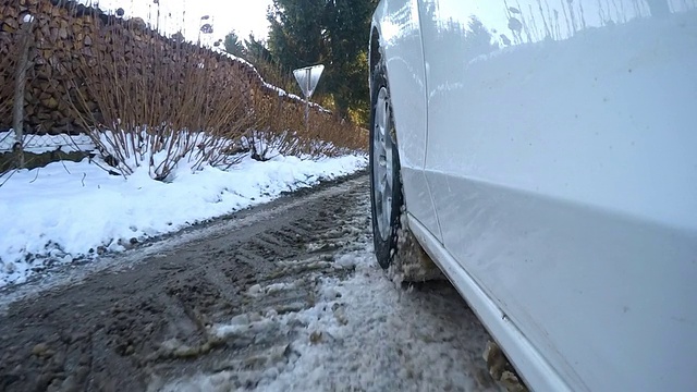 慢动作在雪道上驾驶视频素材