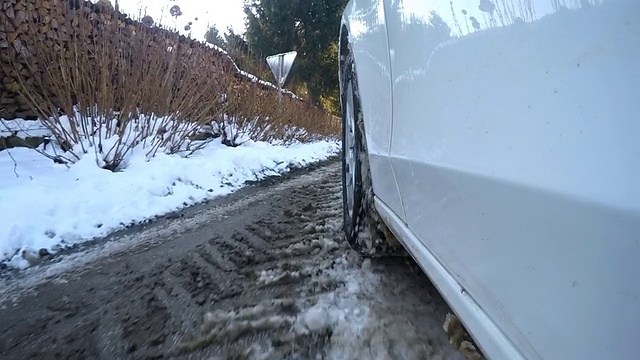 POV在雪路上开车视频素材