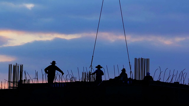 夕阳与建筑工地工人的剪影视频素材