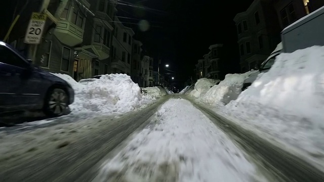 2015年的暴风雪过后，我开车沿着波士顿的街道行驶视频素材