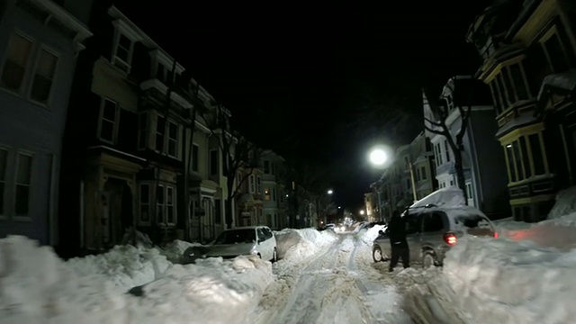 2015年的暴风雪过后，我开车沿着波士顿的街道行驶视频素材