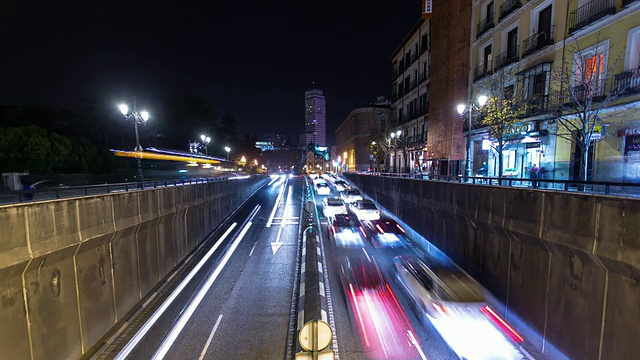 西班牙马德里巴伦大街上的交通(Panning Timelapse)视频素材