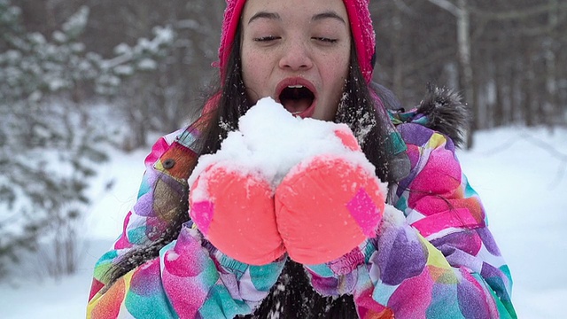 女孩把雪吹向相机视频素材