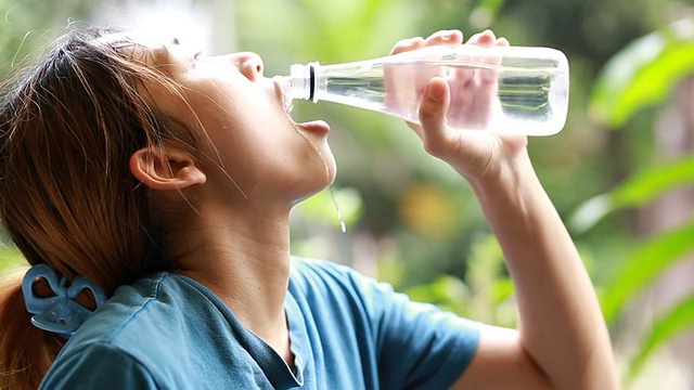 试过女人喝水。视频素材