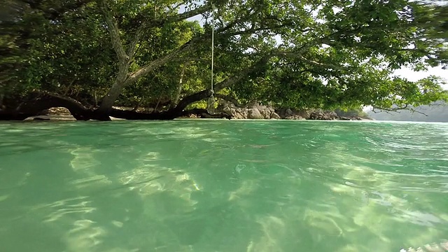 热带海滩上碧蓝的海水和蓝天视频素材