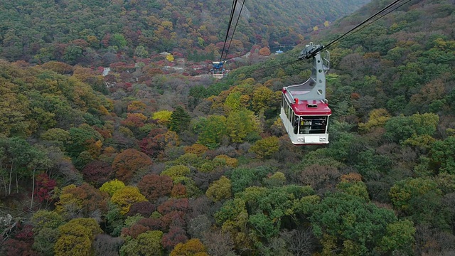 Naejangsan山的风景是许多色彩斑斓的树木和空中缆车视频素材