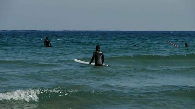 人们在Hajodae(风景区)附近的海上冲浪视频素材