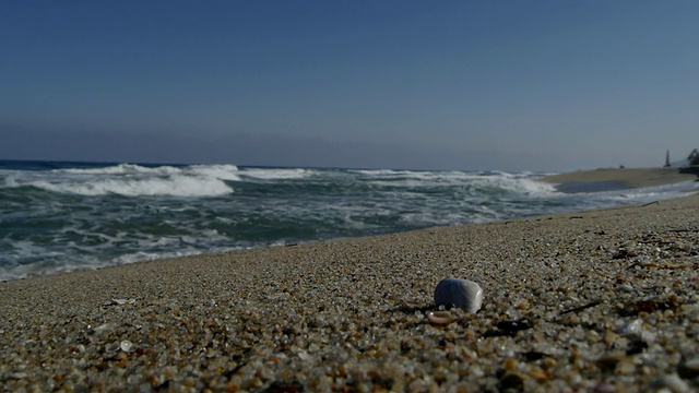 在冬天拍摄东海海面上的沙滩和地平线视频素材