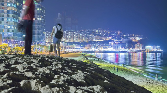 海云台海滩的夜景和人们视频素材