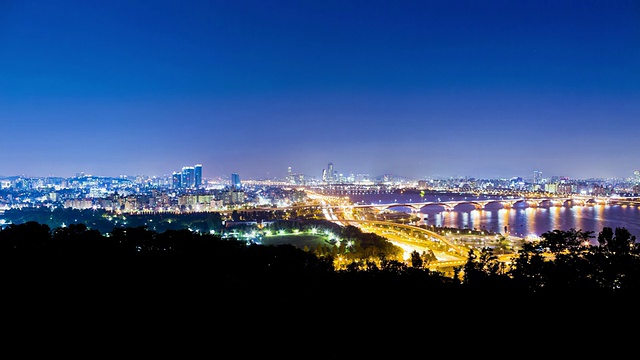 夜景的交通行驶的道路和城山大邻桥视频素材