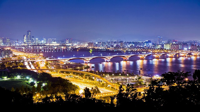 夜景的交通行驶的道路和城山大邻桥视频素材