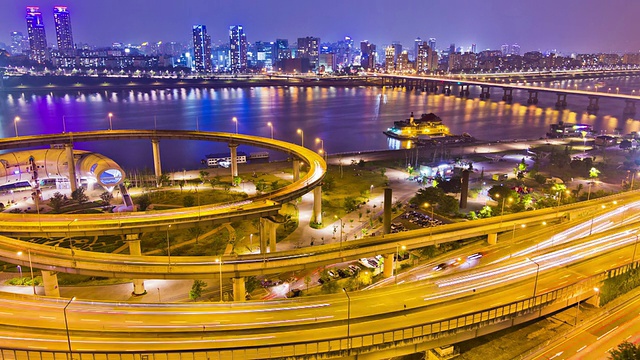 夜景的车辆行驶的道路和清damdaegyo大桥视频素材