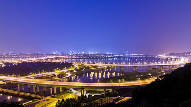 夜景的交通在道路上移动和星须大学桥视频素材