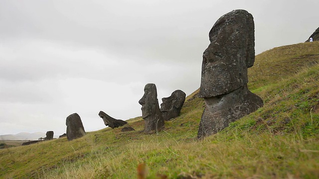 多莉镜头：Rano Raraku 上的摩艾石像视频素材