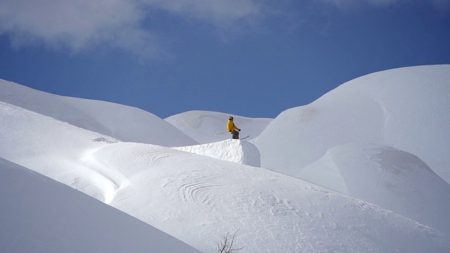 自由式滑雪者表演特技视频素材