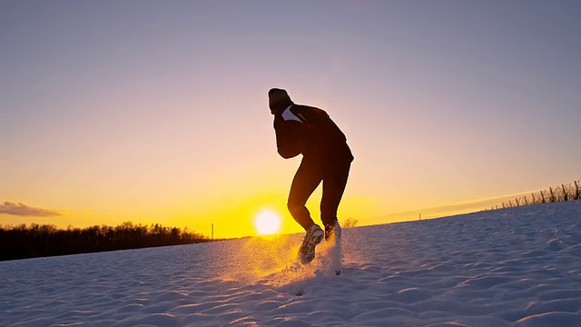 在雪中训练运动员视频素材