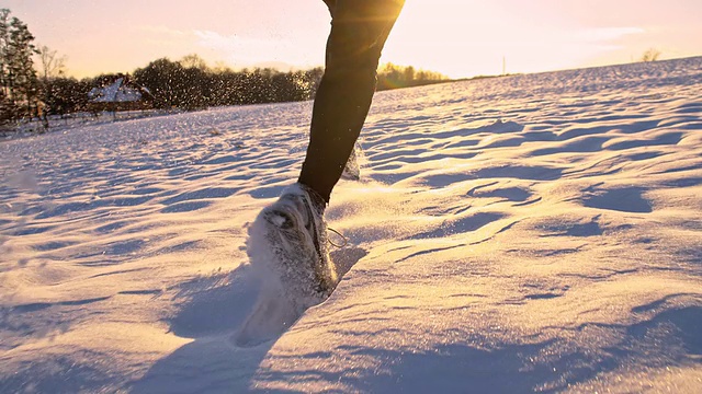 慢动作在雪地里慢跑视频素材