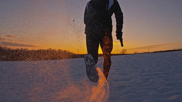 慢动作男人在雪地里慢跑视频素材