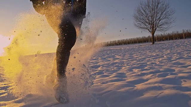 SLO MO慢跑者在雪地里跋涉视频素材