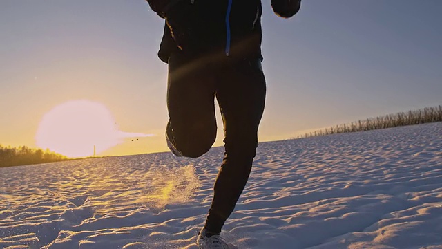 LA慢跑者在雪地里跋涉视频素材