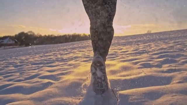 慢动作在雪地里慢跑视频素材