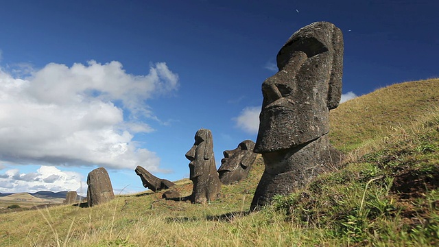 多莉镜头：Rano Raraku 上的摩艾石像视频素材