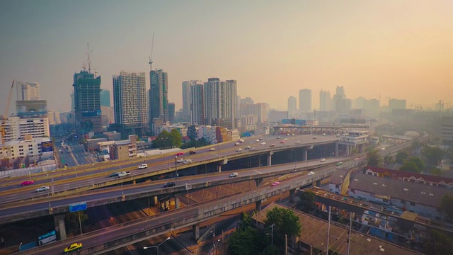 鸟瞰图曼谷城市交通在上午视频素材