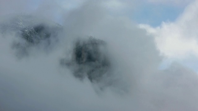 加州约塞米蒂国家公园约塞米蒂山谷，埃尔卡皮坦山顶的特写，笼罩在旋转的冬季风暴云中视频素材