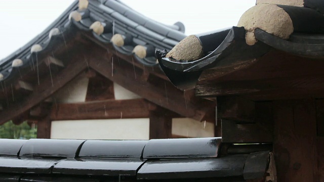 雨水从韩国传统房屋的屋顶滴落下来视频素材