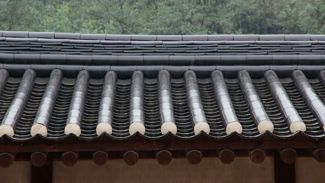 雨水从韩国传统房屋的屋顶滴落下来视频素材