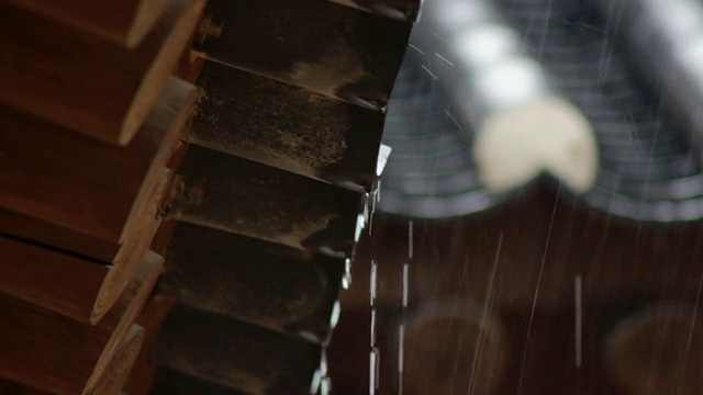 雨水从韩国传统房屋的屋顶滴落下来视频素材