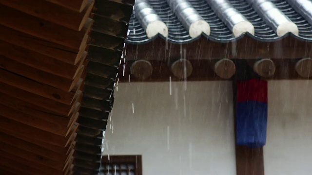 雨水从韩国传统房屋的屋顶滴落下来视频素材