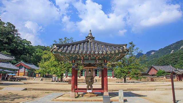 在Beopjusa(寺庙)拍摄的sangsajaseokdeong(石灯，韩国国宝5号，通吉尔西拉)和蓝天下的云朵视频素材