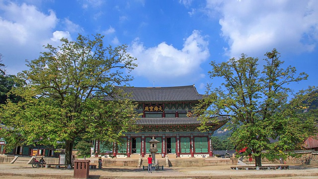 在Beopjusa(寺庙)拍摄的Daeungbojeon(旧建筑，朝鲜)和蓝天下的云视频素材