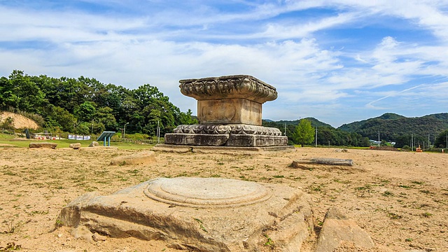 在Godalsajiseokjodaejwa(基座，韩国宝藏8号)和树在Godalsaji寺遗址视频素材