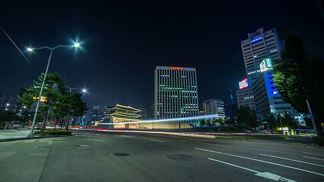 南大门(韩国国宝1号)的夜景和交通视频素材