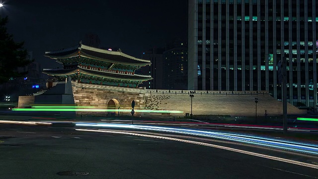 南大门(韩国国宝1号)的夜景和交通视频素材