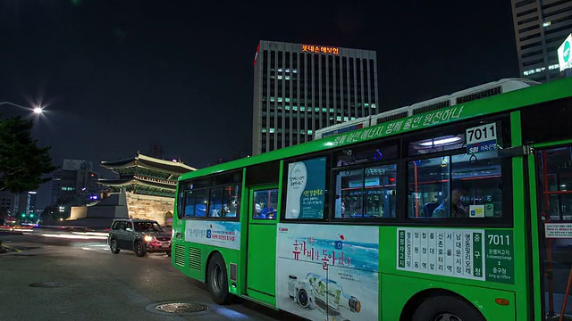 南大门(韩国国宝1号)的夜景和交通视频素材