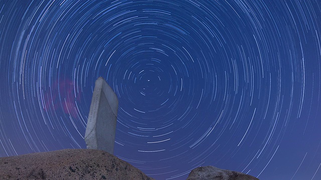 北韩山金珩王三号(韩国国宝3号)的夜景和天空中的星星轨迹视频素材