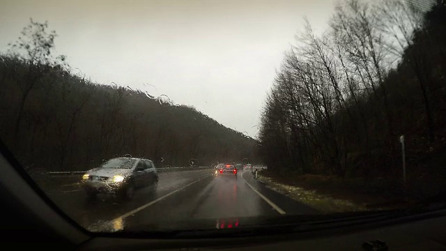 车载摄像头:在大雨中驾驶视频素材