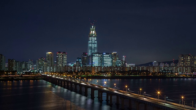 乐天世界大厦和汉江cheolgyo大桥的夜景视频素材