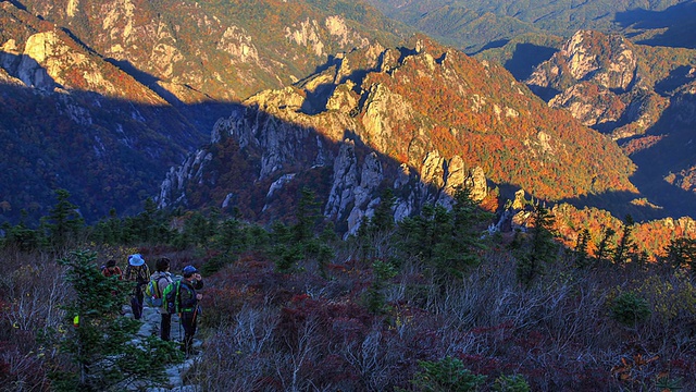 观日出和登山者在永吉jang城在雪山山视频素材