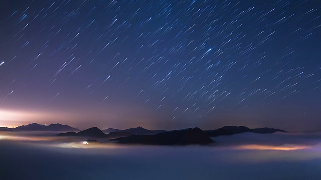 看星星的痕迹在天空和流动的云海视频素材