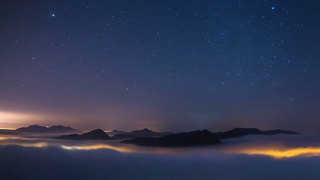 看星星的痕迹在天空和流动的云海视频素材