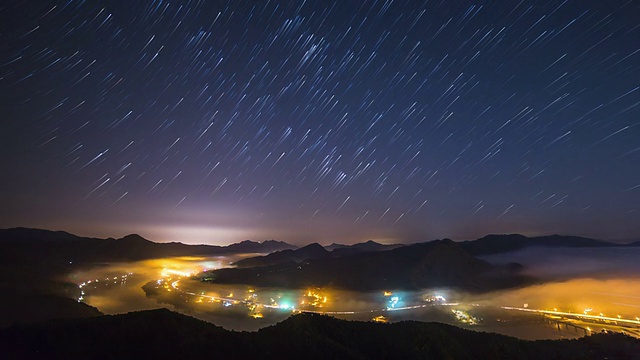 观星迹在天空和云海之间的山峦视频素材