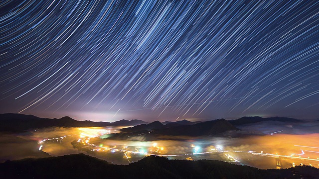 观星迹在天空和云海之间的山峦视频素材