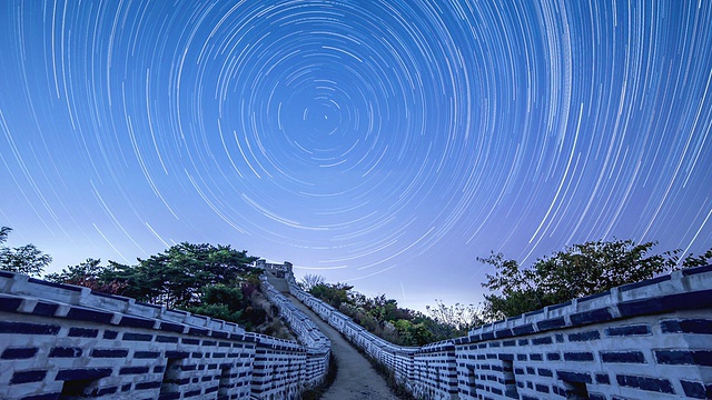 在南山城城堡的延柱宫城城墙上看到天空中的星星轨迹视频素材